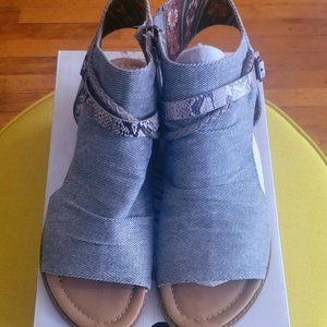 Blowfish Malibu Gray Wedge Sandals Size 10